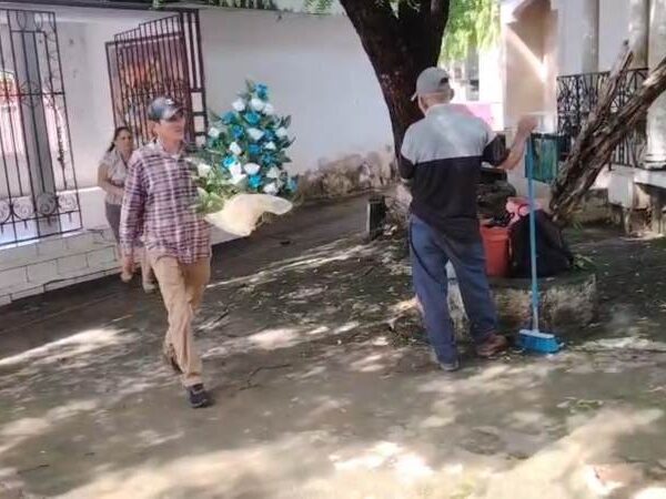 Poca asistencia en los cementerios en la…