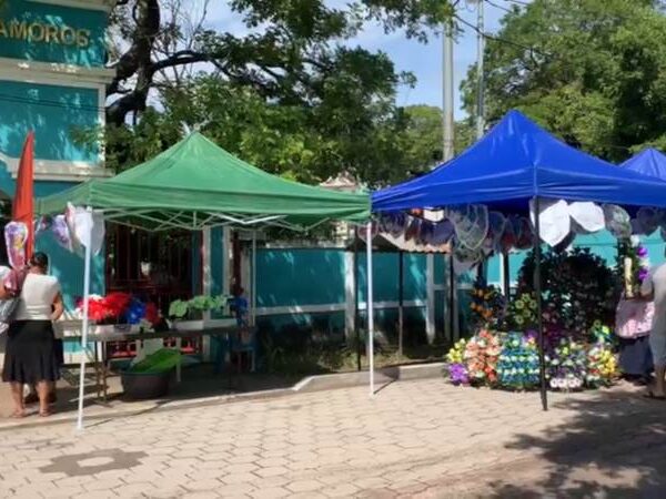 Familias visitaron los cementerios en el Día del…