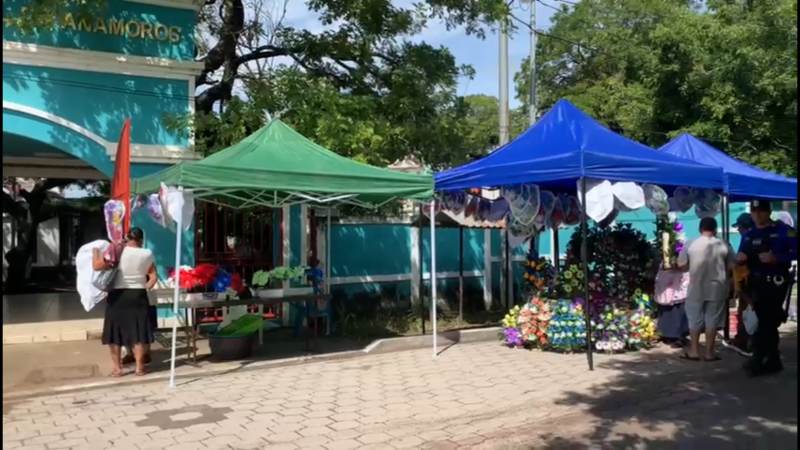 Familias visitaron los cementerios en el Día…