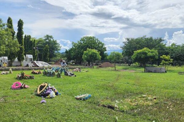 Muchas familias visitan los cementerios para recodar a…