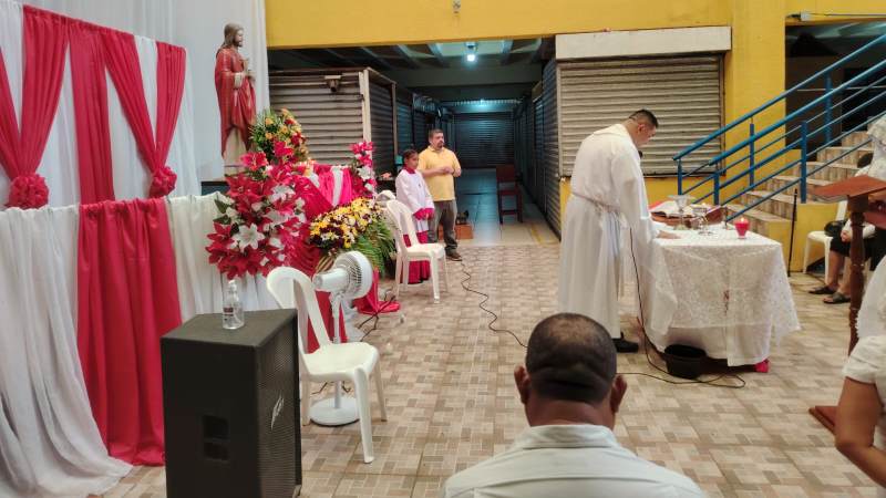 Vendedores celebraron al Sagrado Coraz贸n de Jes煤s.