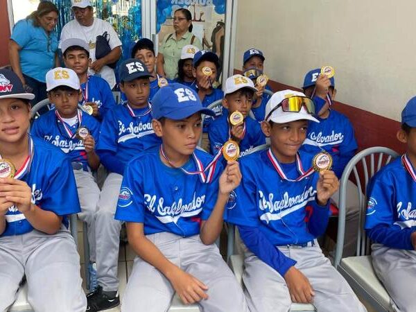 Entregan reconocimiento a niños integrantes de la…