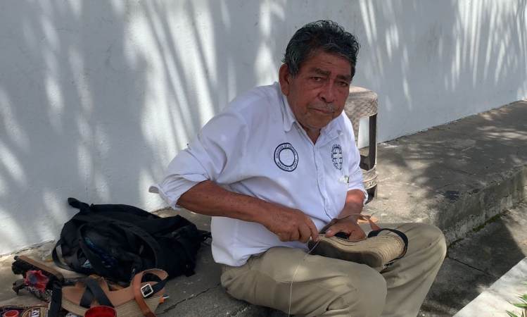 40 años reparando calzado.