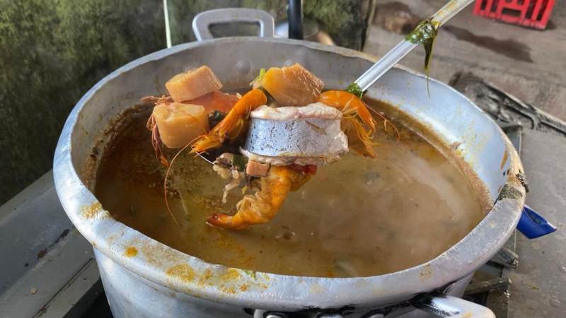 Tres d茅cadas preparando sopa de bagre en…
