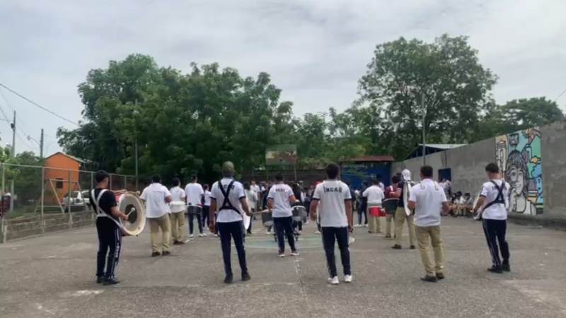 Alumnos inician ensayos para el desfile del 15…