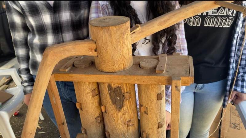 Alumno elaboró un trapiche de madera.