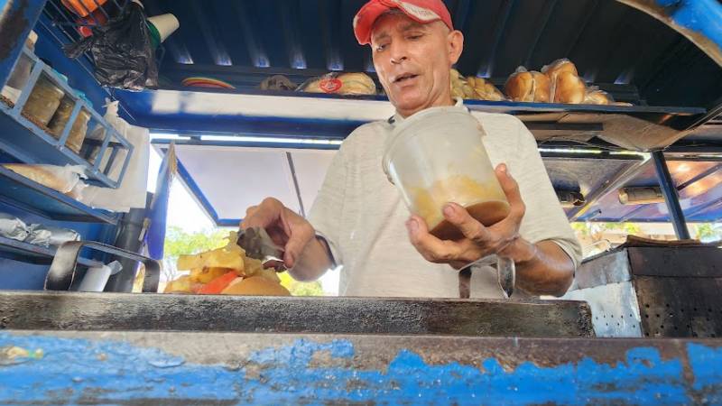 José Figueroa, tiene más de 25 años de su emprendimiento de comidas rápidas. Foto.EZ/Insy Mendoza
