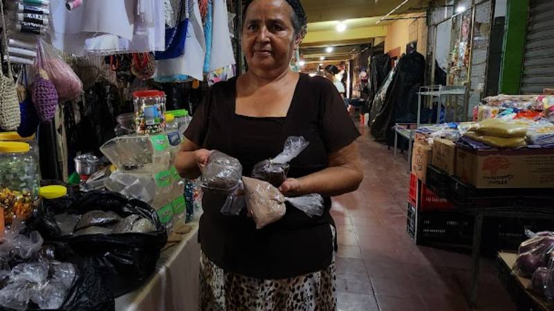 Ana Hernández, prepara una variedad de harinas para bebidas frías y calientes. Foto.EZ/Insy Mendoza
